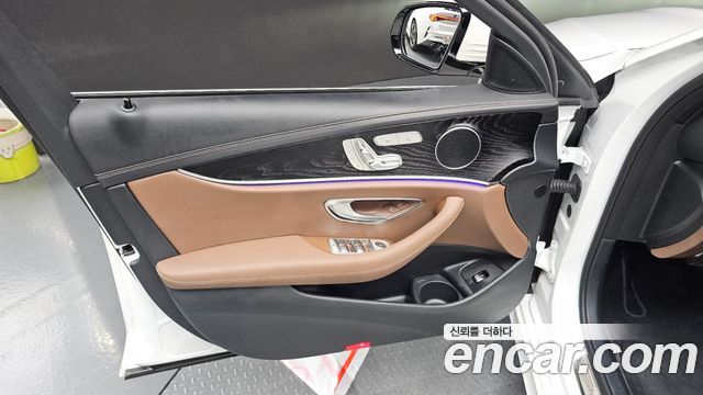 Mercedes-Benz E-Class 2023 — photo 14