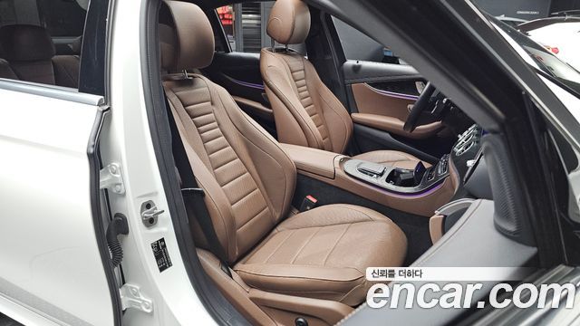 Mercedes-Benz E-Class 2023 — photo 16