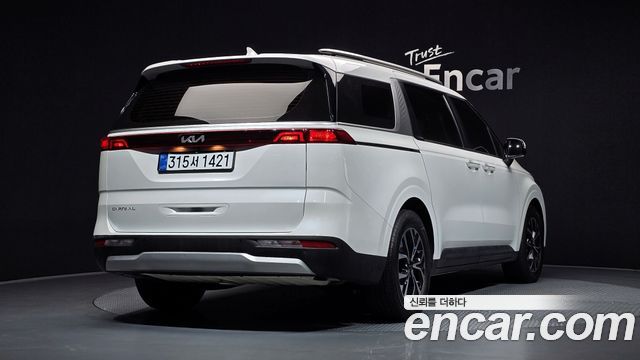 Kia Canival 2023 — photo 2