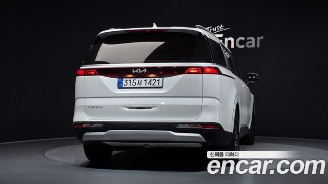 Kia Canival 2023 — photo 4