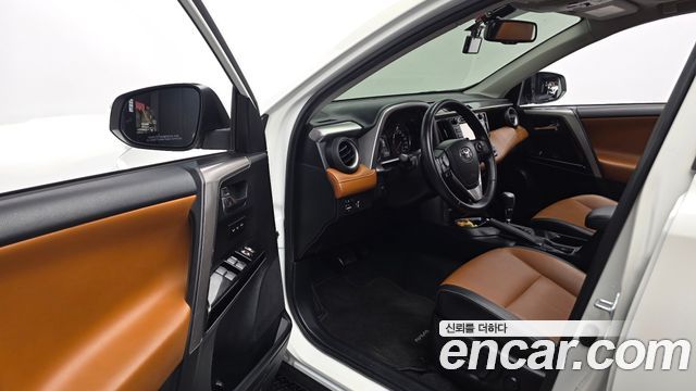 Toyota RAV4 2017 — photo 13