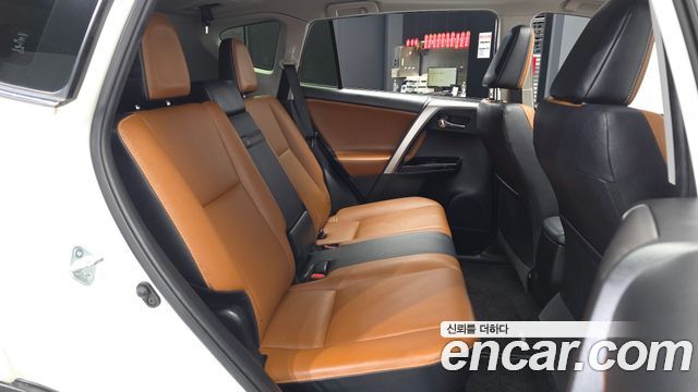 Toyota RAV4 2017 — photo 18