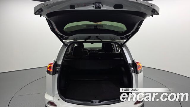 Toyota RAV4 2017 — photo 26