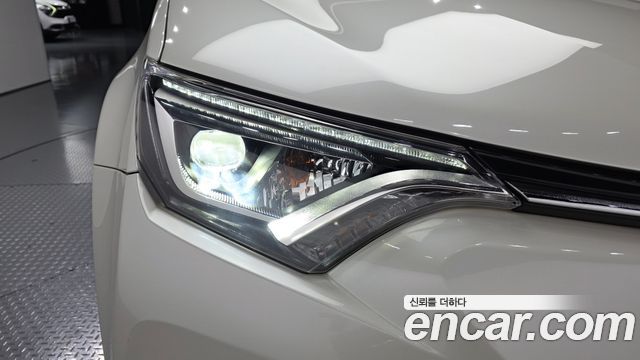 Toyota RAV4 2017 — photo 8