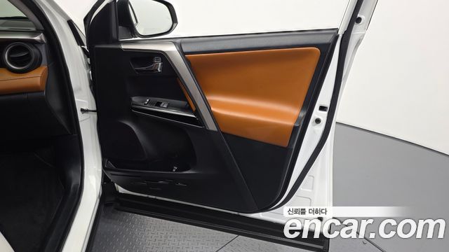 Toyota RAV4 2017 — photo 14