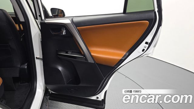 Toyota RAV4 2017 — photo 15