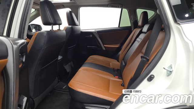 Toyota RAV4 2017 — photo 16