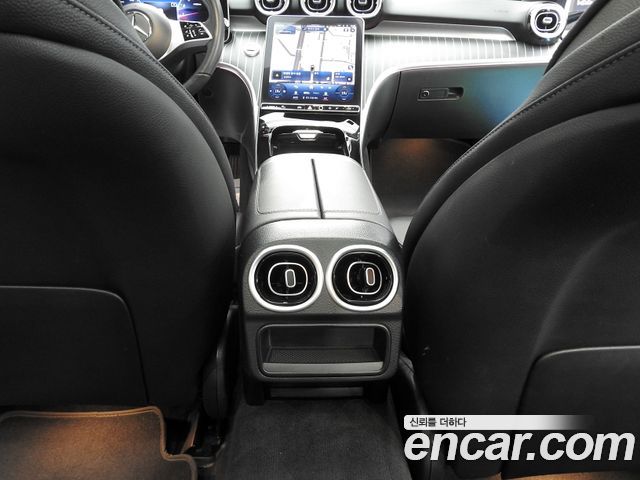 Mercedes-Benz C-Class 2023 — photo 12