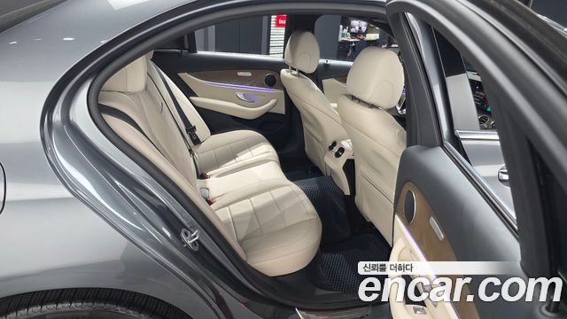 Mercedes-Benz E-Class 2021 — photo 18