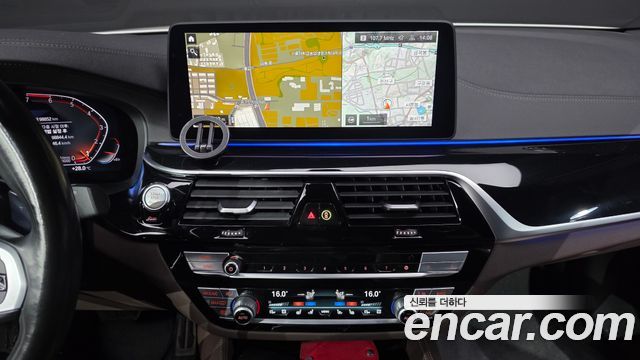 BMW 5-Series 2022 — photo 13