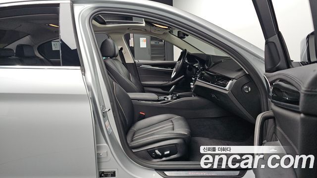 BMW 5-Series 2020 — photo 11