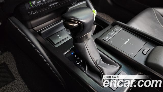 Lexus ES 2021 — photo 12