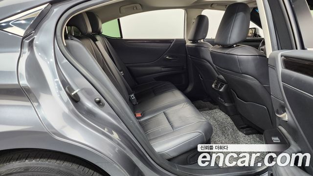 Lexus ES 2021 — photo 17