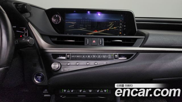 Lexus ES 2021 — photo 19