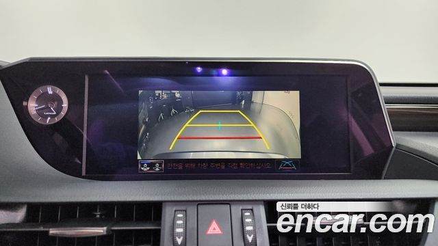 Lexus ES 2021 — photo 20