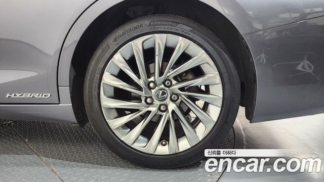 Lexus ES 2021 — photo 7