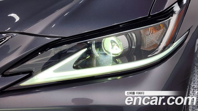 Lexus ES 2021 — photo 8
