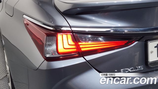 Lexus ES 2021 — photo 9