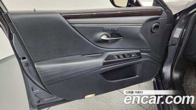 Lexus ES 2021 — photo 14