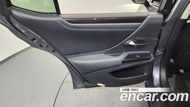 Lexus ES 2021 — photo 15
