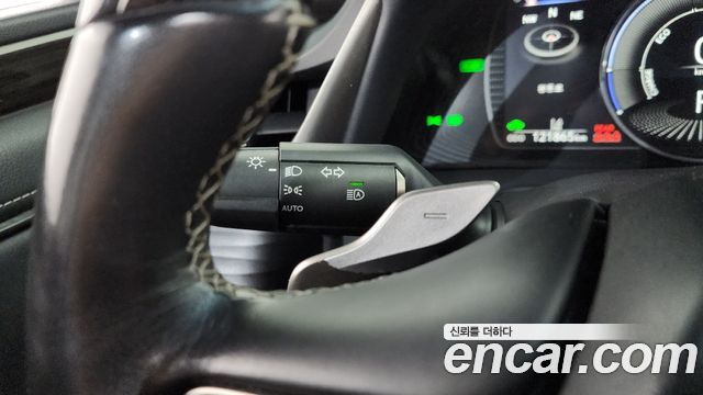 Lexus ES 2021 — photo 29