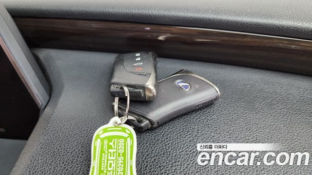 Lexus ES 2021 — photo 32