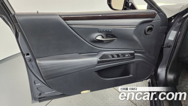 Lexus ES 2021 — photo 33