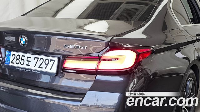 BMW 5-Series 2023 — photo 9