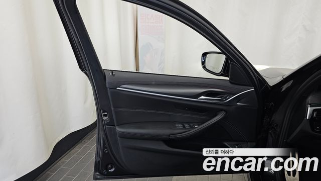 BMW 5-Series 2023 — photo 14