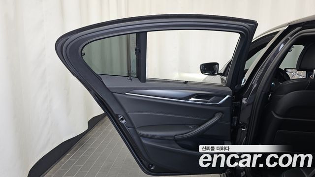 BMW 5-Series 2023 — photo 15