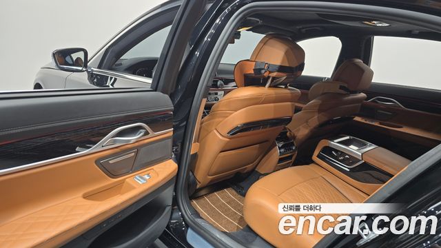 BMW 7-Series 2021 — photo 11