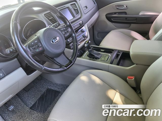 Kia Canival 2015 — photo 16