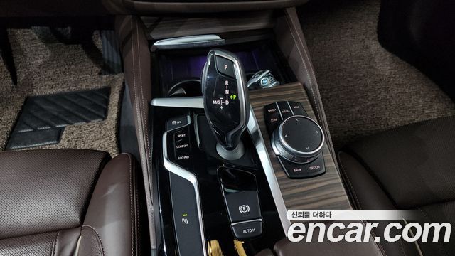 BMW 5-Series 2018 — photo 9