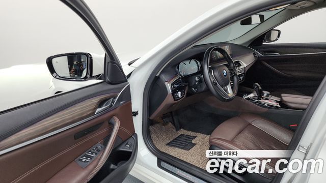 BMW 5-Series 2018 — photo 10