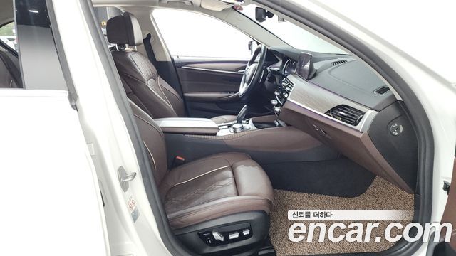 BMW 5-Series 2018 — photo 11