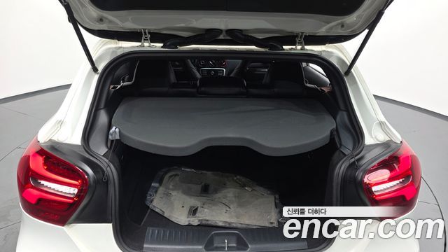 Mercedes-Benz A-Class 2016 — photo 20