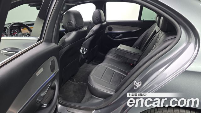 Mercedes-Benz E-Class 2019 — photo 11