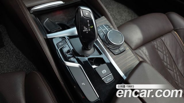 BMW 5-Series 2018 — photo 9