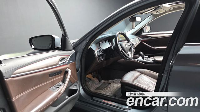 BMW 5-Series 2018 — photo 10