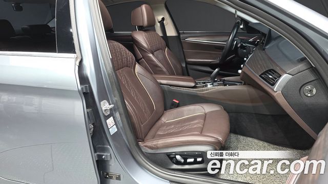 BMW 5-Series 2018 — photo 11