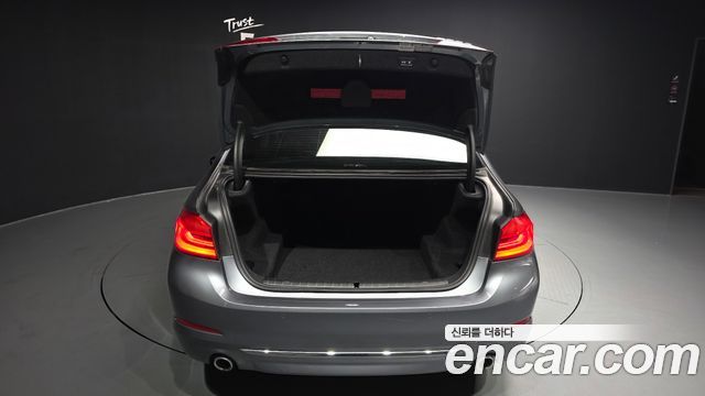 BMW 5-Series 2018 — photo 20