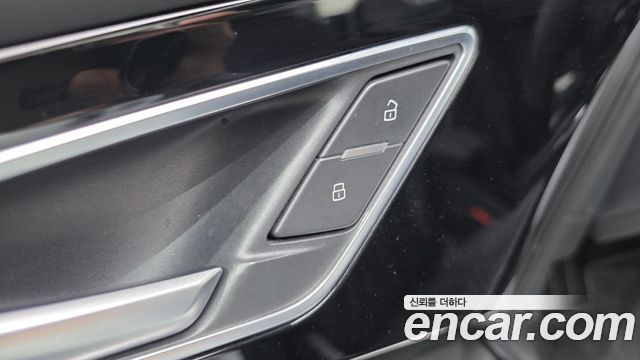 Audi Q4 e-tron 2022 — photo 18