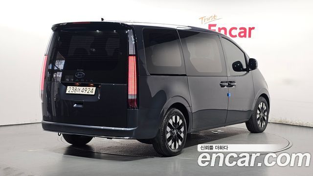 Hyundai Staria 2025 — photo 2