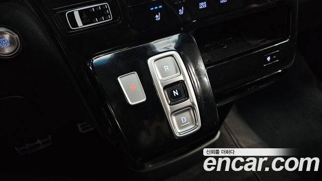 Hyundai Staria 2025 — photo 9