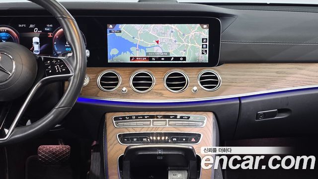 Mercedes-Benz E-Class 2021 — photo 19