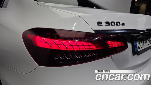 Mercedes-Benz E-Class 2021 — photo 9