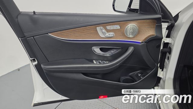 Mercedes-Benz E-Class 2021 — photo 14