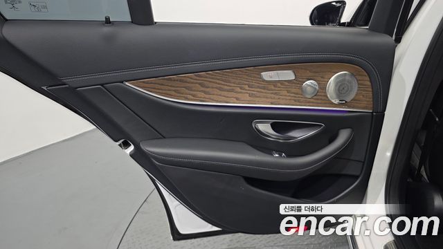 Mercedes-Benz E-Class 2021 — photo 15