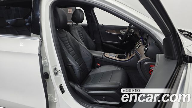 Mercedes-Benz E-Class 2021 — photo 16