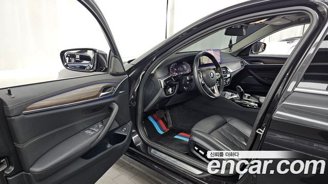 BMW 5-Series 2023 — photo 13